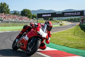 Ducati Panigale V2 साइड प्रोफाइल इमेज जिसमें स्पोर्टी बॉडी शेप, एलॉय व्हील और ड्यूल डिस्क ब्रेक साफ दिखाई दे रहे हैं