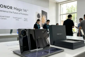 Honor Magic V6 का बैक पैनल ट्रिपल कैमरा सेटअप 50MP मुख्य सेंसर और 6660mAh बैटरी के साथ प्रीमियम मेटल फिनिश में