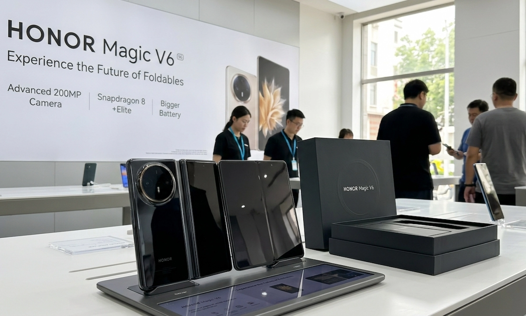 Honor Magic V6 का बैक पैनल ट्रिपल कैमरा सेटअप 50MP मुख्य सेंसर और 6660mAh बैटरी के साथ प्रीमियम मेटल फिनिश में