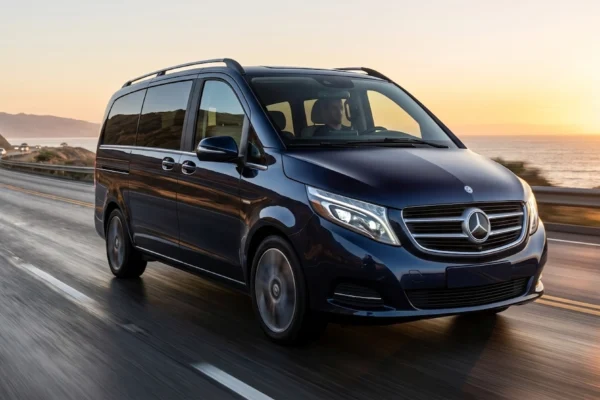 Mercedes-Benz V-Class के आरामदायक और प्रीमियम इंटीरियर्स जो लक्ज़री यात्रा का अनुभव प्रदान करते हैं