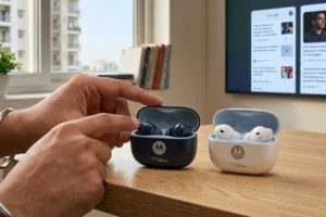 Moto Buds 2 Plus का डिज़ाइन और स्मार्ट फीचर्स, जो आपको बेहतरीन ऑडियो और कनेक्टिविटी प्रदान करते हैं।