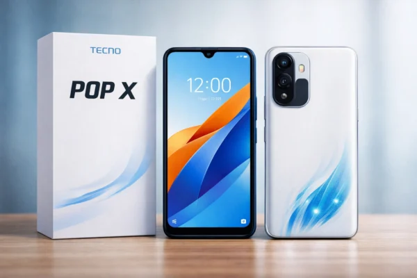 Tecno Pop X का बैक पैनल Veil White कलर में ब्लू फ्लेम पैटर्न और 13MP AI रियर कैमरा मॉड्यूल के साथ
